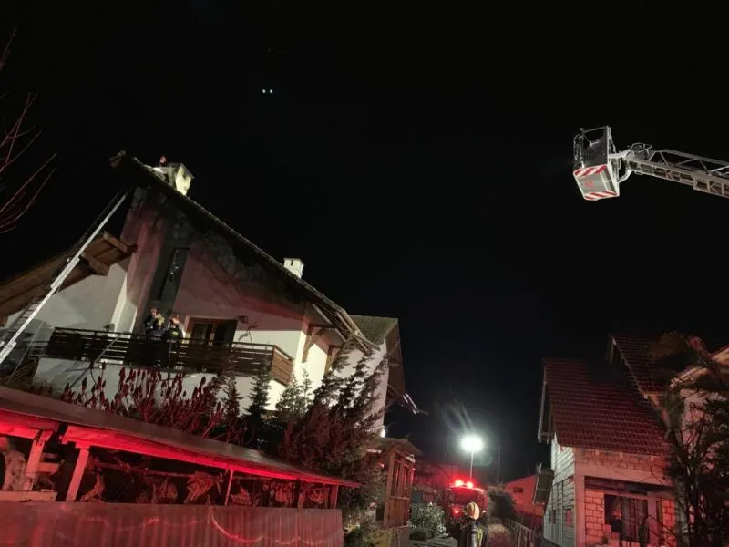 ULTIMĂ ORĂ: Arde acoperișul unei case din Cristian
