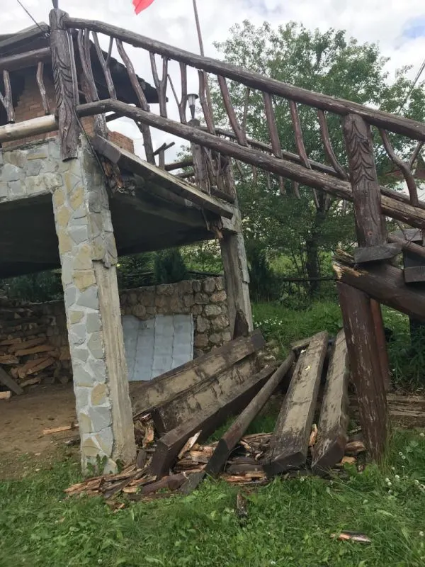 Opt turiști răniți la o pensiune din Fundata