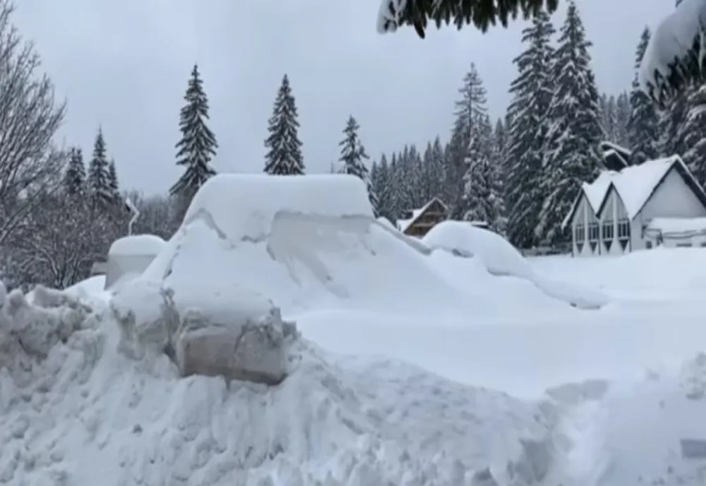 VIDEO Zăpada din belșug a distrus patinoarul din Poiana Brașov!