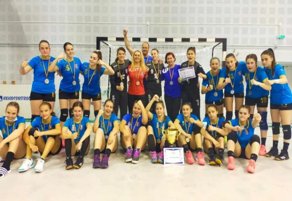 Echipa de handbal feminin Corona Brașov este vicecampioană națională la junioare 3!