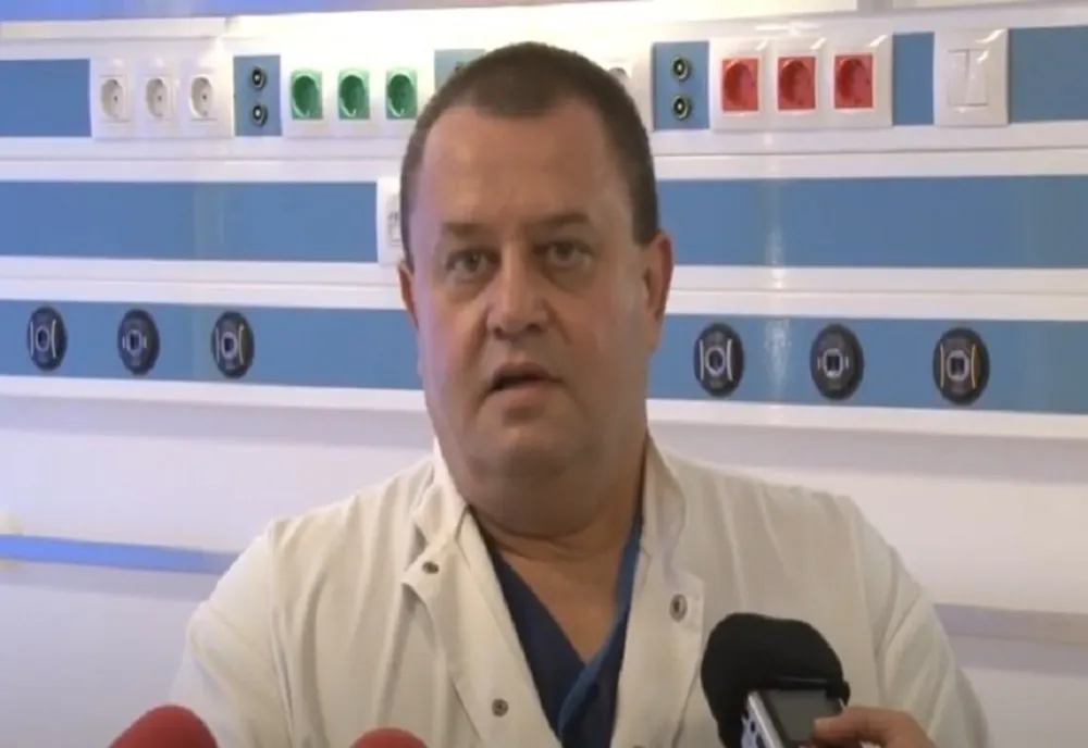 Managerul Spitalului Judeţean de Urgenţă Braşov lucrează part time şi la o clinică privată / Conform legii, funcţia sa e incompatibilă cu practicarea medicinei în altă unitate medicală