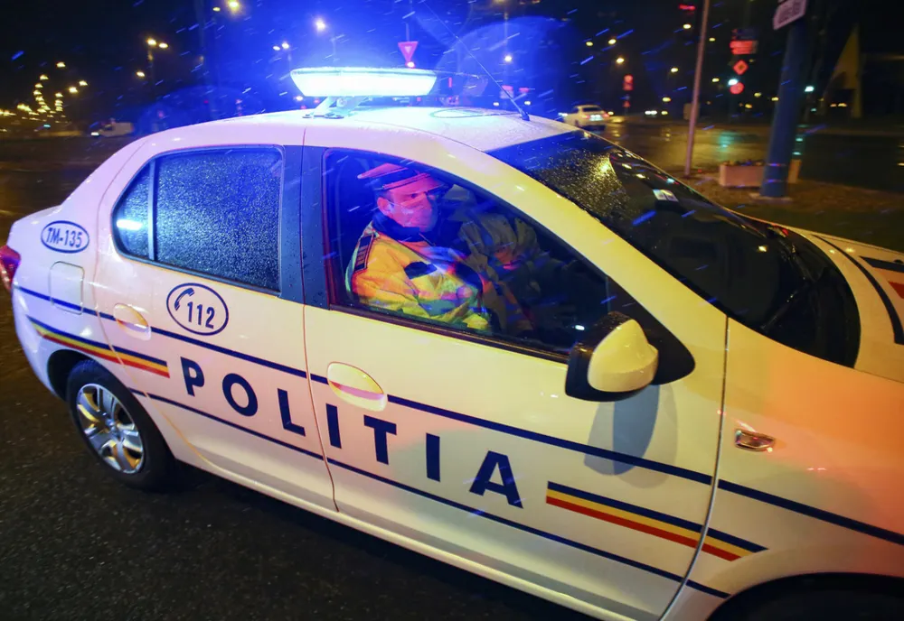 Avocat reținut şi acuzat de act sexual cu un minor