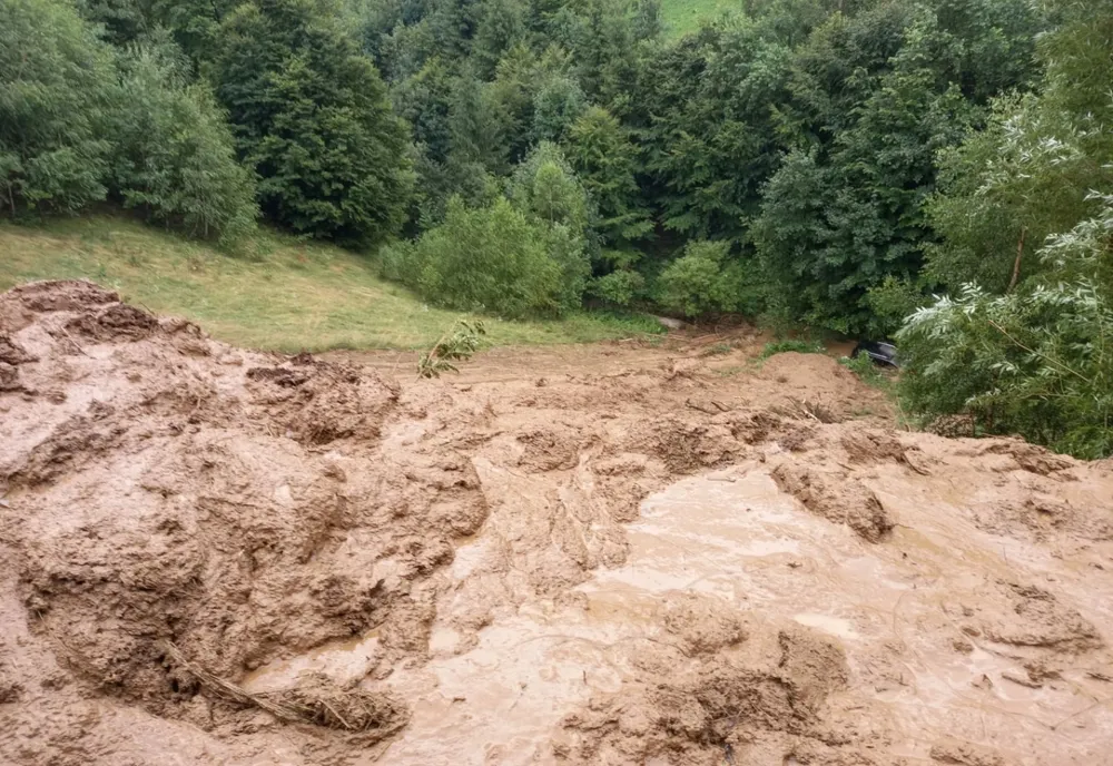 FOTO Alunecări de teren, în județul Brașov