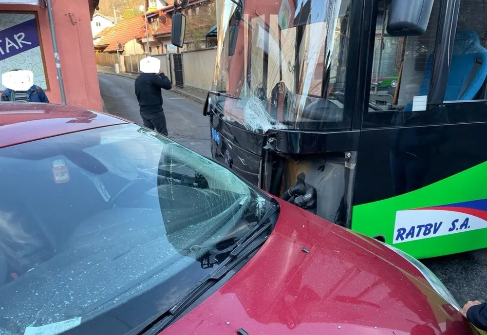 FOTO Autobuz implicat într-un accident rutier!