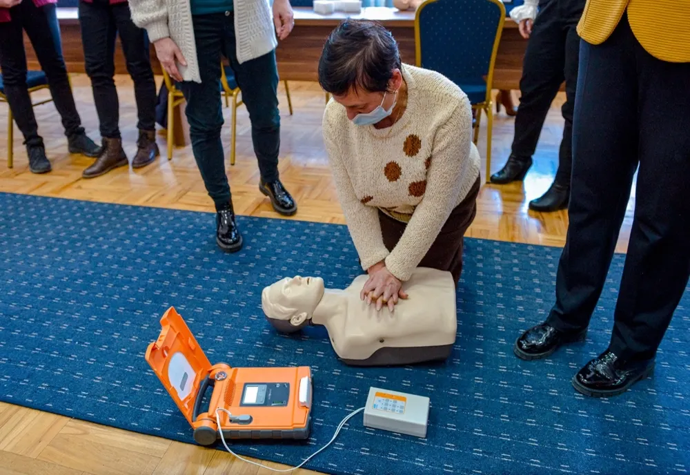 Școlile din Făgăraș, dotate cu defibrilatoare externe automate 