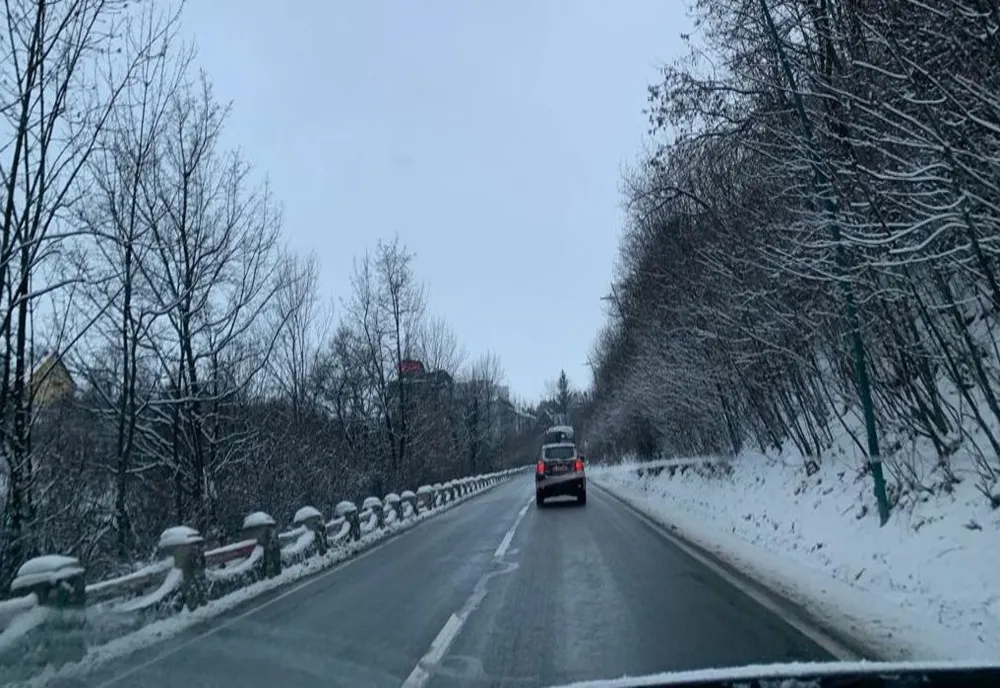 Primăria susține că pe străzile din Brașov și Poiană s-au împrăștiat peste 1.000 de tone de material antiderapant, în weekend