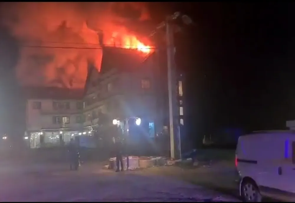VIDEO Arde acoperişul unui hotel din Rupea