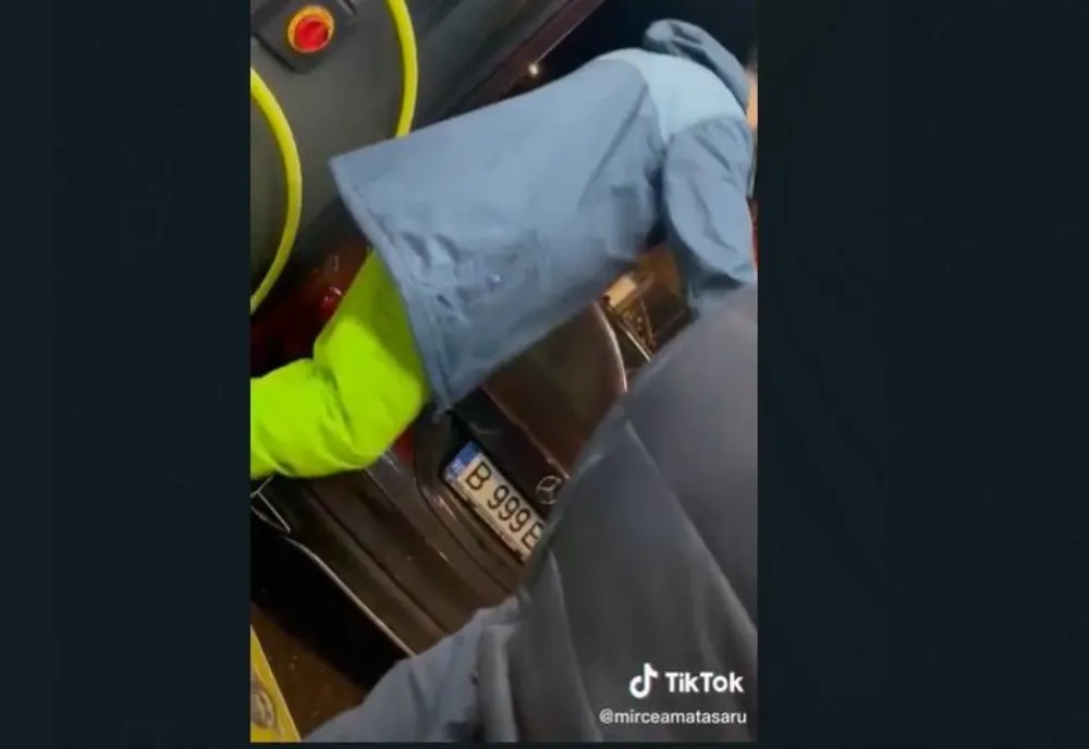 VIDEO Pasagerii unui autobuz au mutat cu mâinile goale o mașină parcată care le bloca drumul, în Poiana Brașov