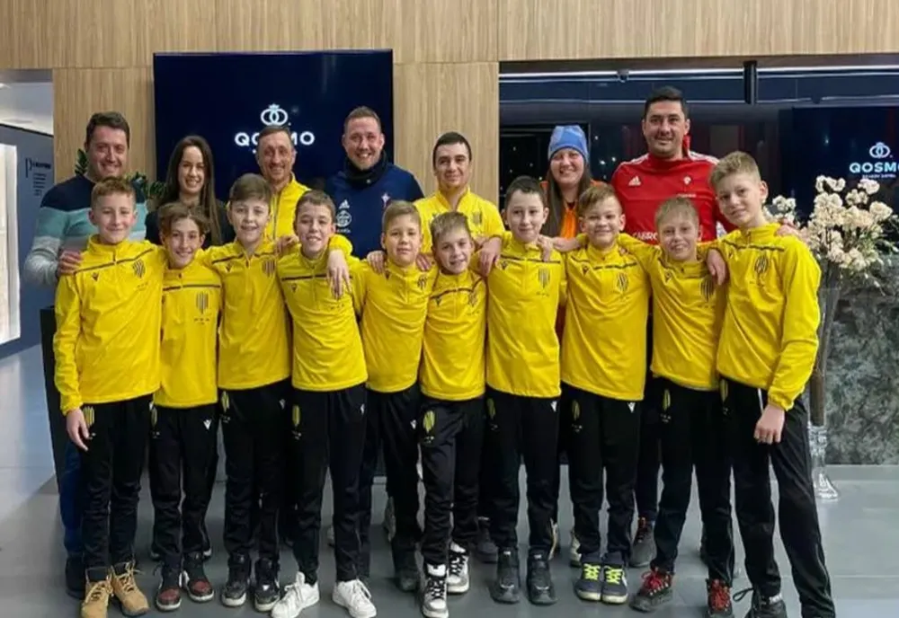 SPECIAL. Povestea micilor fotbaliști ucraineni pe care i-a prins războiul la Brașov. Părinții au semnat pentru ca ei să rămână în România.