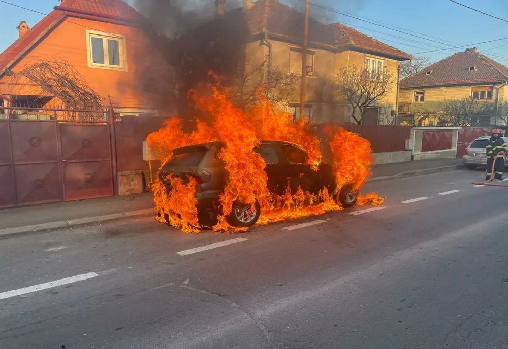 VIDEO Maşină în flăcări, la Braşov