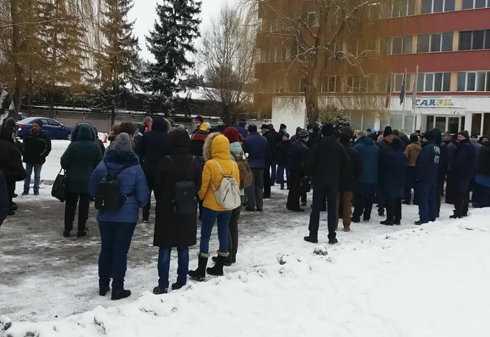 GREVĂ la Carfil! Aproape 400 de angajați își cer drepturile
