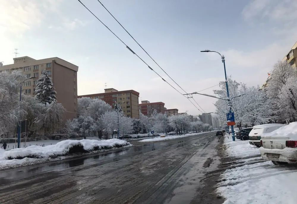 62 de utilaje de deszăpezire au acționat, toată noaptea, în municipiul Brașov