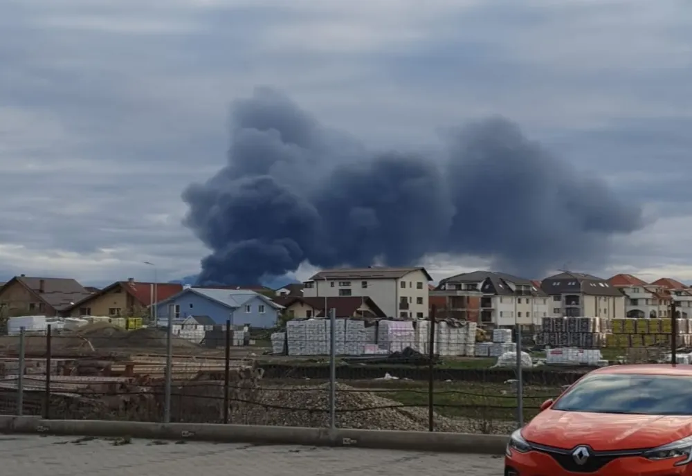 VIDEO Incendiu puternic în piața de haine din Bartolomeu