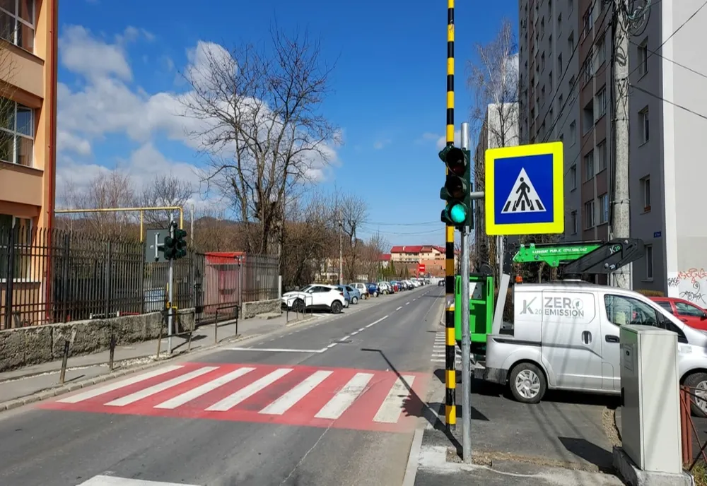 Un nou semafor la o trecere pentru pietoni din apropierea unei şcoli