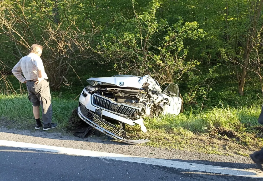 Microbuz implicat într-un accident pe DN13! 3 persoane rănite!