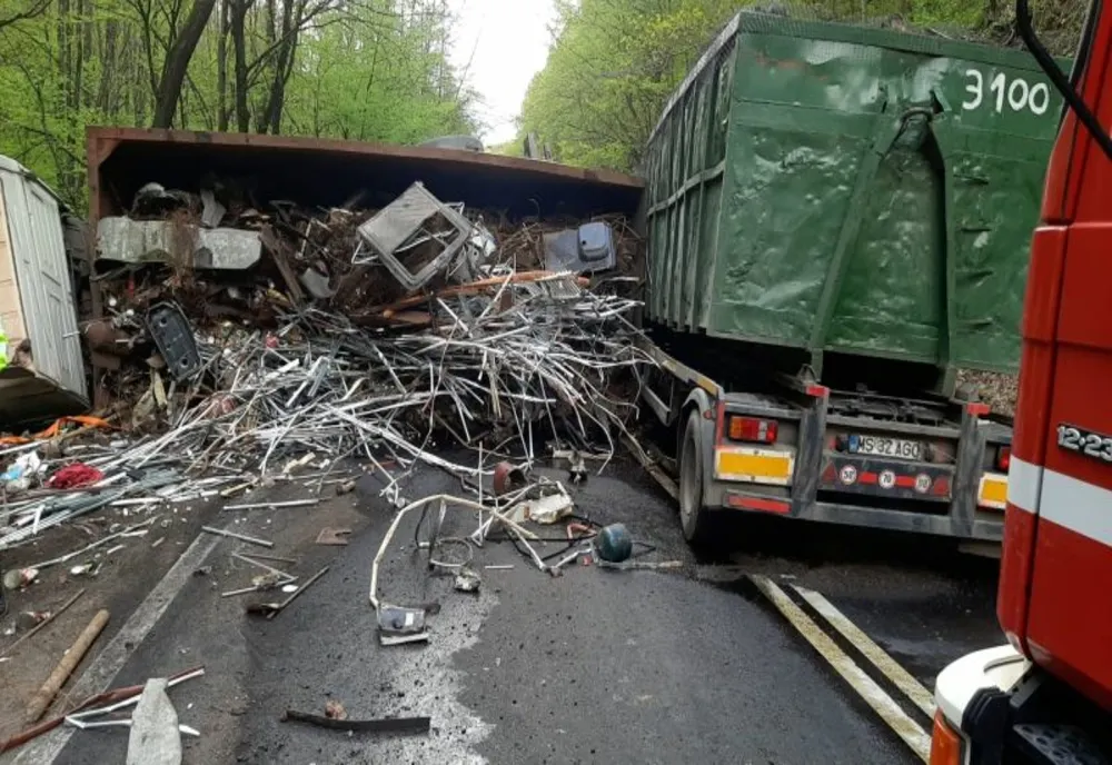 Trafic complet blocat pe DN13! Un TIR cu fier s-a răsturnat