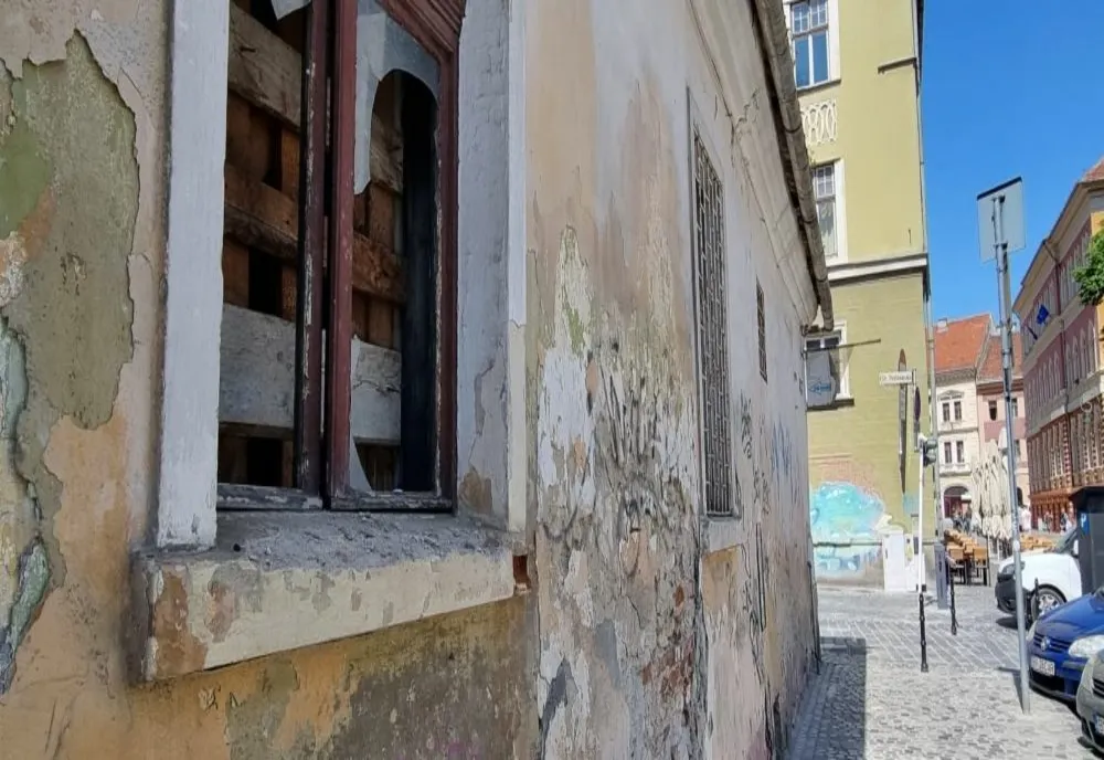 Câte clădiri din Centrul Istoric al Brașovului mai au, în prezent, "bulină roșie"?