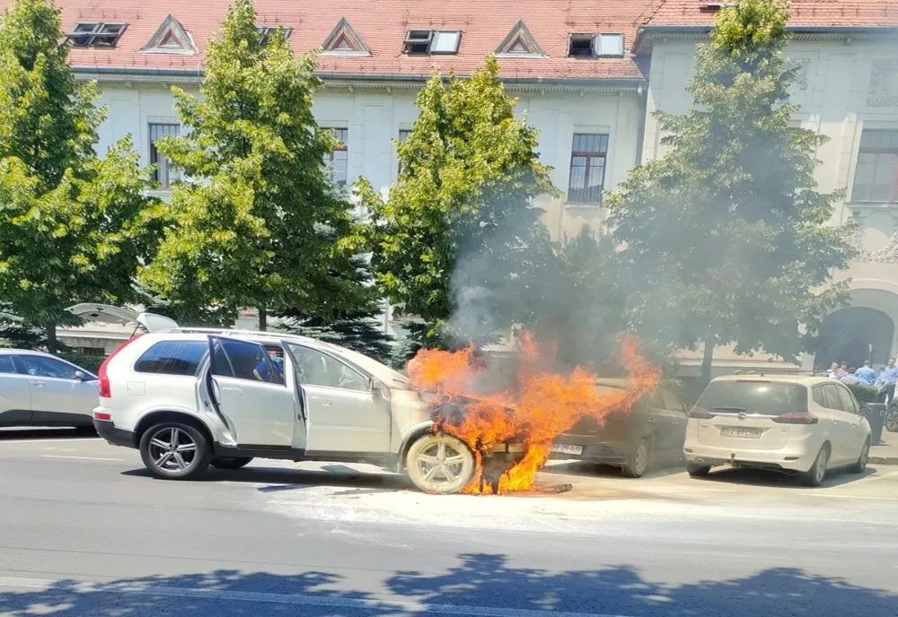 VIDEO Maşină în flăcări, în centrul Braşovului
