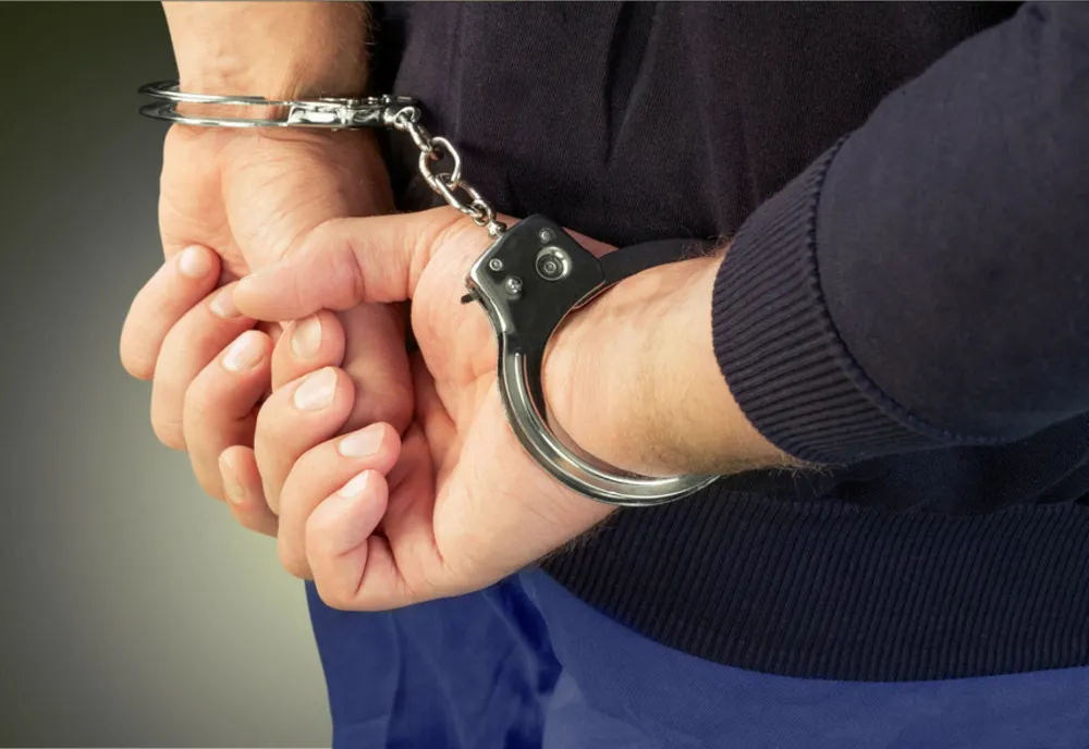Polițiştii l-au reținut pe bărbatul care a bătut o femeie în centrul Braşovului!