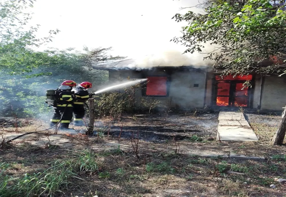 Incendiu la o casă şi o magazie de pe DN1