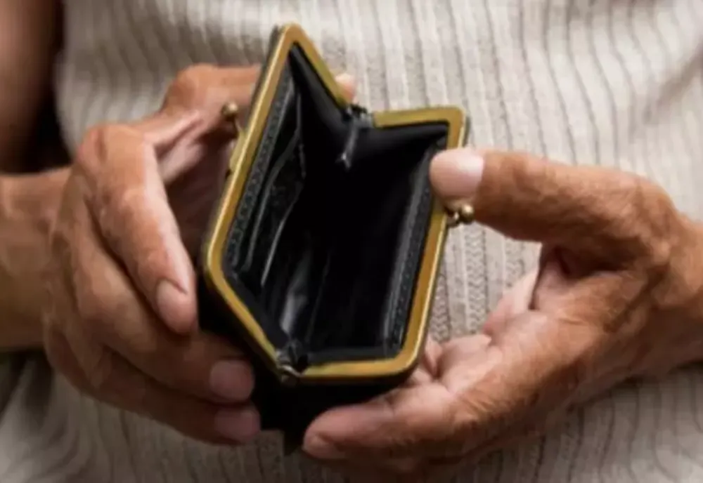 Pensionarii României au ajuns la fundul sacului! Seniorii se împrumută la C.A.R pentru mâncare și medicamente