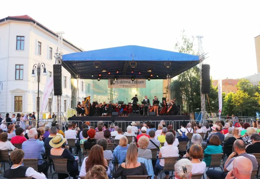 Concertele susținute de Filarmonica Brașov, zilele acestea, în Piața Sf. Ioan