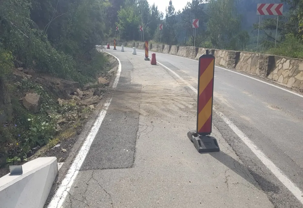 PERICOL în trafic! Căderi de pietre pe DN10 Buzău-Brașov