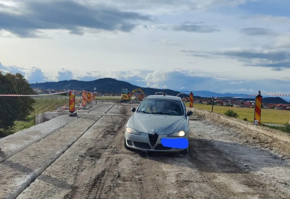 Cine este şoferul care a intrat cu maşina pe un pasaj închis circulației? Ce sancțiune a primit din partea polițiştilor?