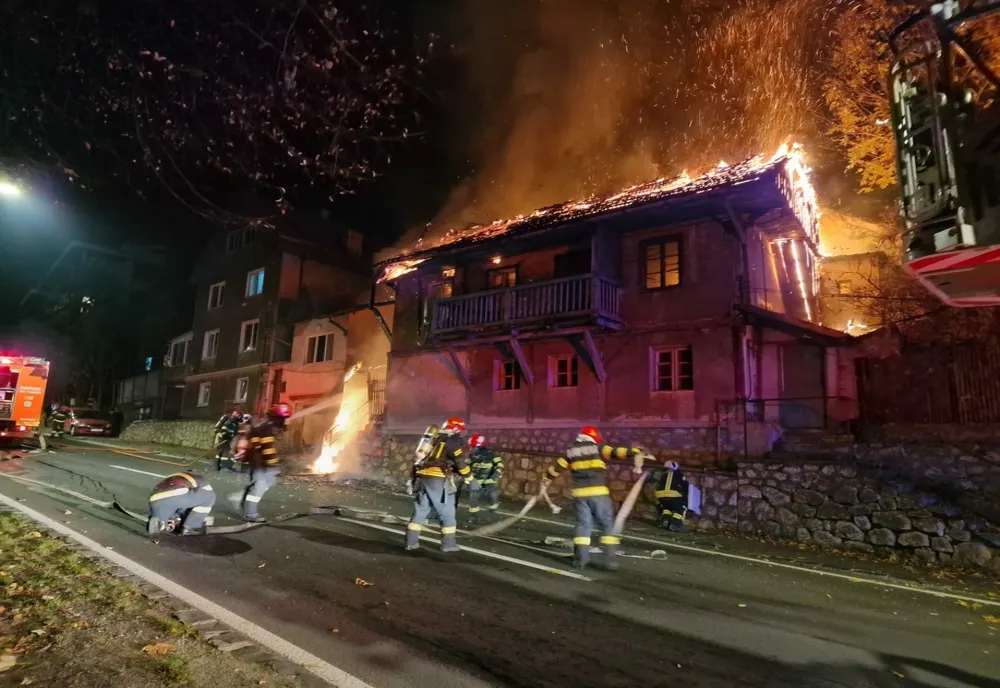 Arde o casă de pe Drumul Poienii