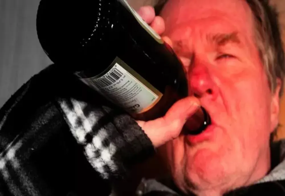 Românii, campioni la consumul de alcool - INS arată că fiecare român a băut, în medie, cu 2.6 litri de vin mai mult decât în anul precedent