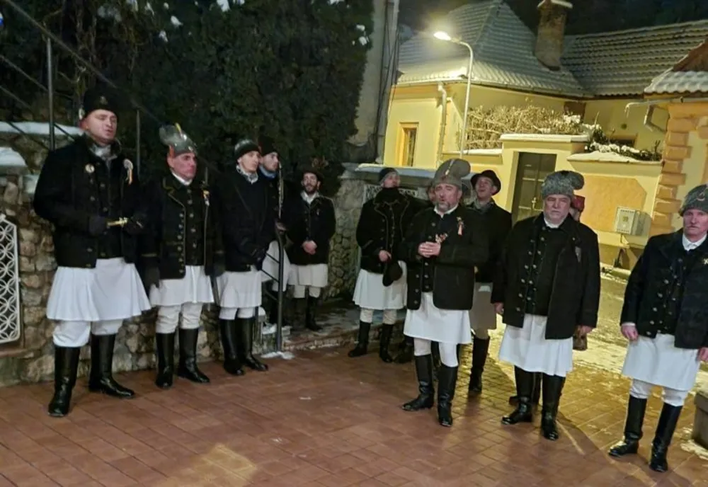 VIDEO Junii păstrează tradiția și de Crăciun! Au plecat la colindat pe la casele oamenilor din Șcheii Brașovului