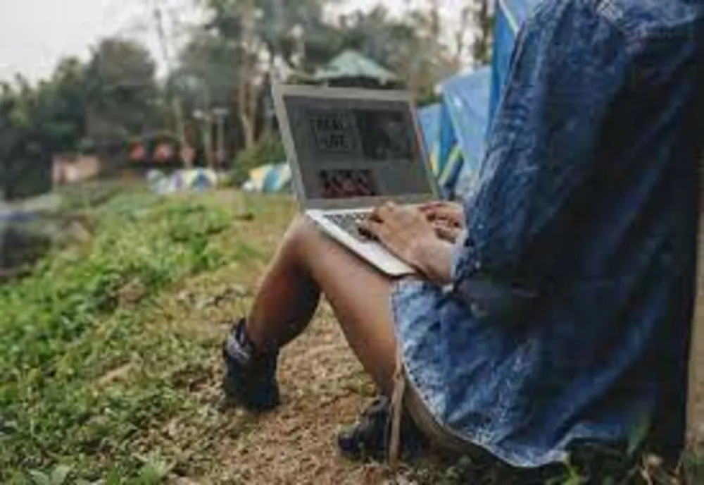Opt din zece gospodării din România au acces la internet. Ce regiuni sunt în top