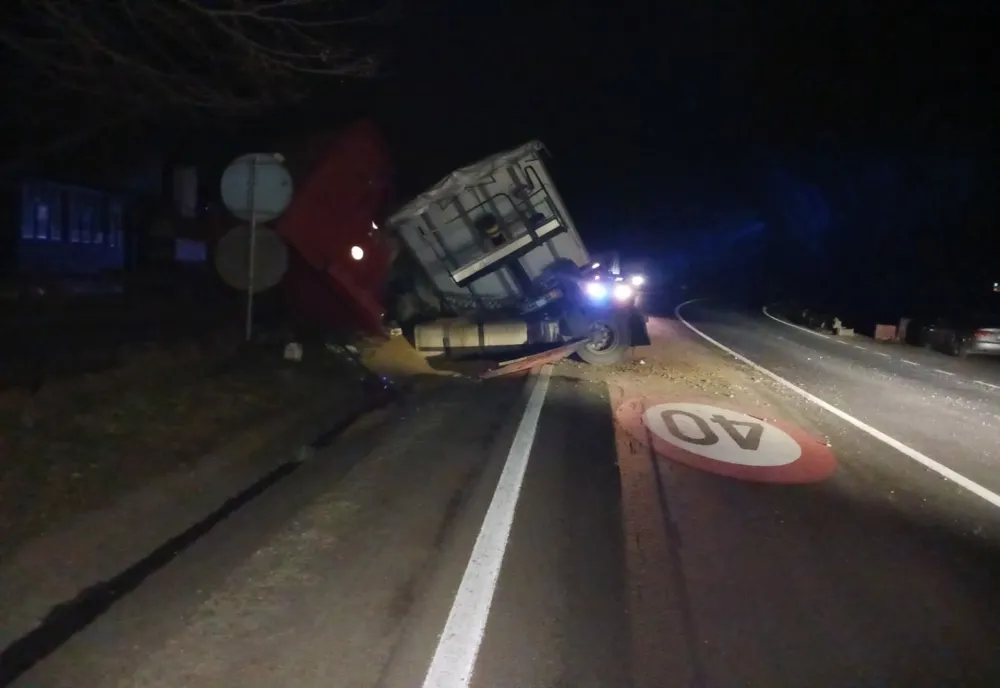 Trafic îngreunat la Pădurea Bogății, din cauza unui camion cu cereale care s-a răsturnat!