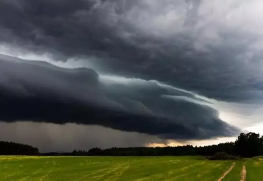 Vremea extremelor! Un CICLON lovește România cu grindină, ploi torențiale și temperaturi de IUNIE
