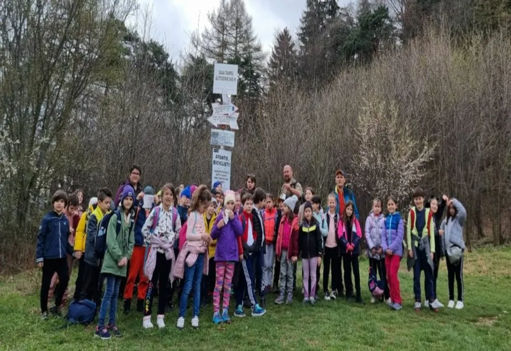 VIDEO "Săptămâna Verde" pe Muntele Tâmpa, pentru zeci de elevi de la Școala Gimnazială Nr. 5 din Brașov