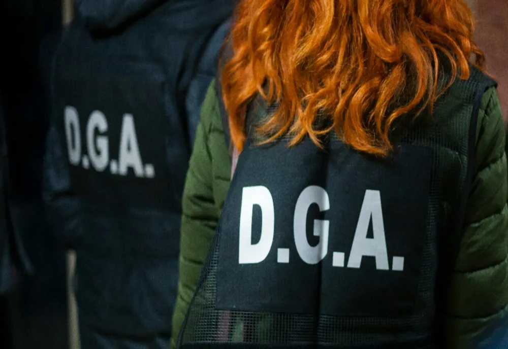 UN ȘOFER CARE A ARUNCAT 1000 DE LEI ÎN MAȘINA DE POLIȚIE SPERÂND SĂ SCAPE DE AMENDĂ, CERCETAT PENTRU DARE DE MITĂ