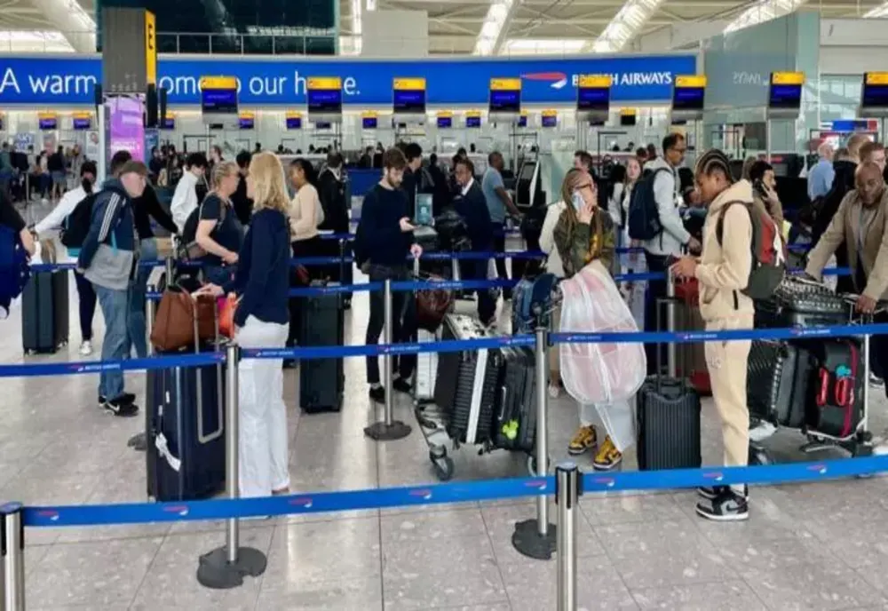 Haos pe aeroporturile din Anglia - Românii, avertizați de MAE: Există perturbări ale controlului de frontieră