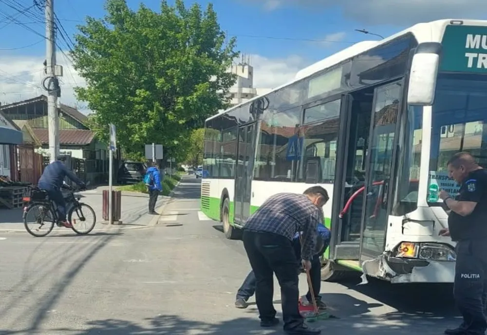 Autobuz implicat într-un accident rutier, la Făgăraș
