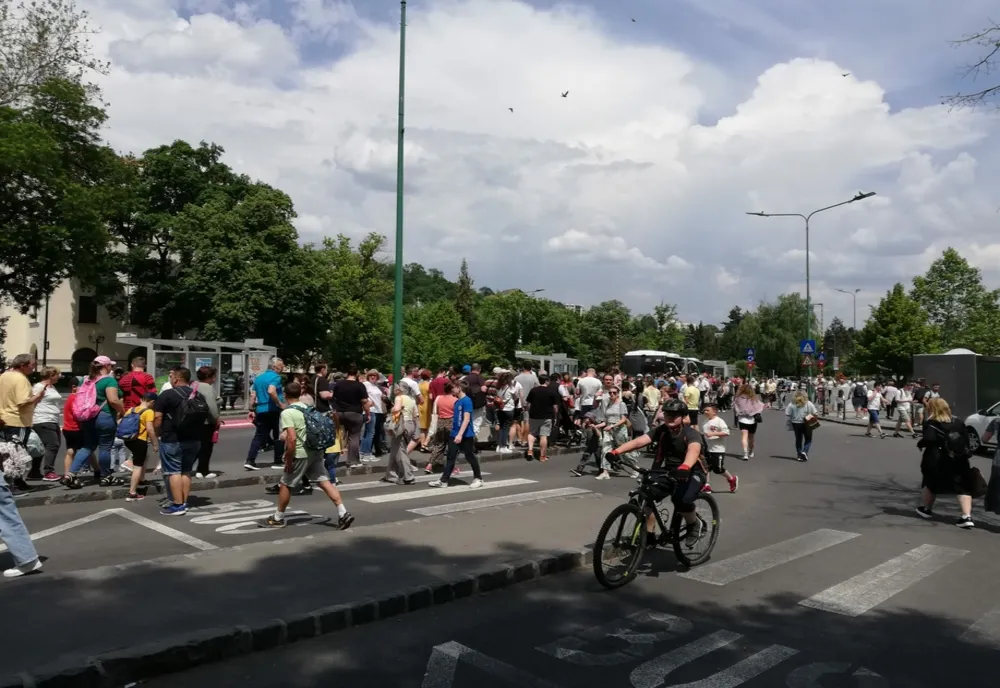 VIDEO Nebunie în Livada Poștei. SUTE de oameni au luat cu asalt autobuzele RATBV