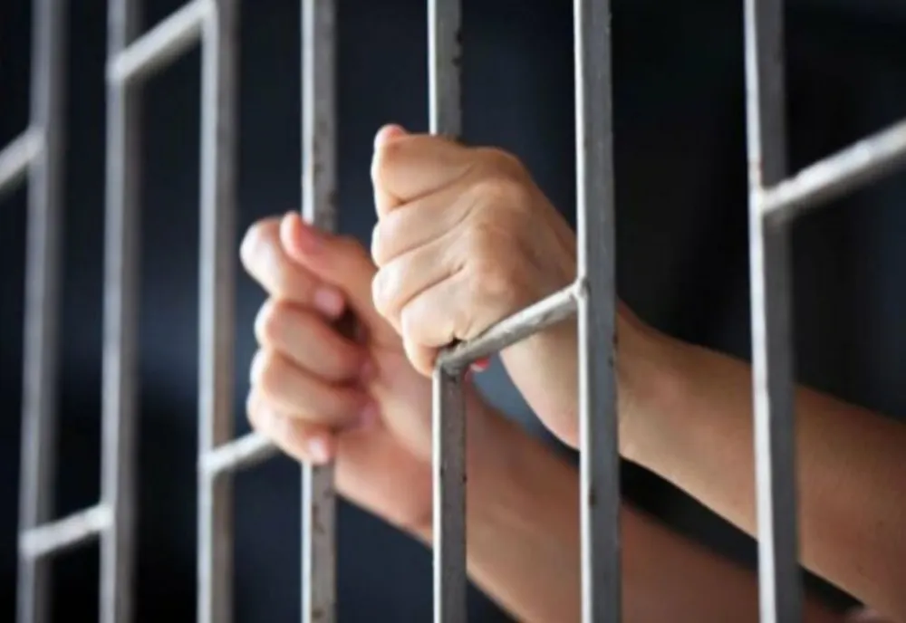 Un adolescent din Săcele a ajuns după gratii 30 de zile pentru că a amenințat cu moartea doi polițiști și șapte jandarmi