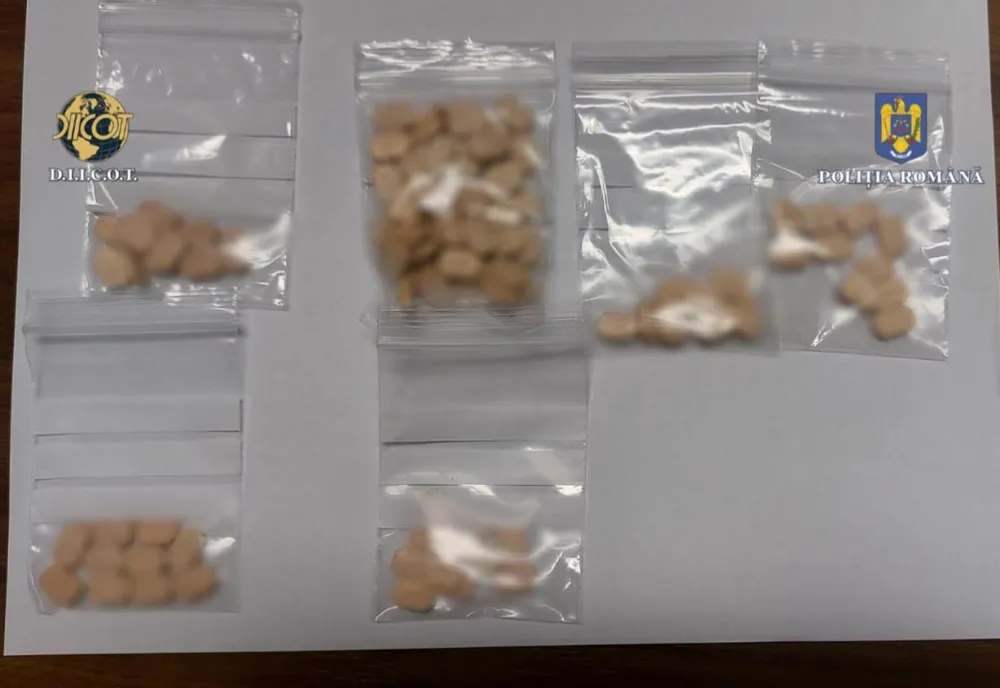 Traficanți de droguri prinși în flagrant! Unul dintre ei avea peste 1.000 de pastile de ecstasy!