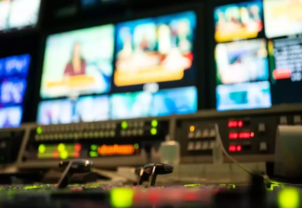 Realitatea PLUS, prima televiziune de știri din România, angajează REDACTORI și REPORTERI. Un loc pentru tine, direct în lumina reflectoarelor!