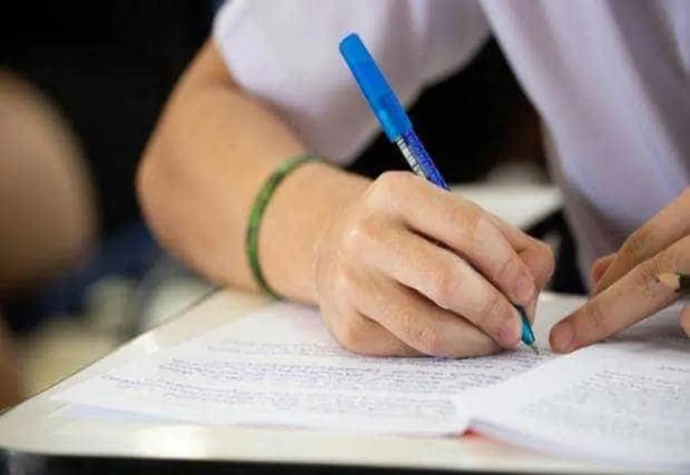 ELEVII DE CLASA A VIII-A SUSȚIN MARȚI PROBA LA MATEMATICĂ ÎN CADRUL SIMULĂRII EVALUĂRII NAȚIONALE