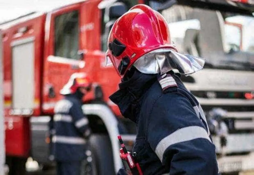 Trafic blocat pe DN1! Pericol de scurgeri după ce o cisternă cu substanțe periculoase s-a răsturnat la Timișul de Sus