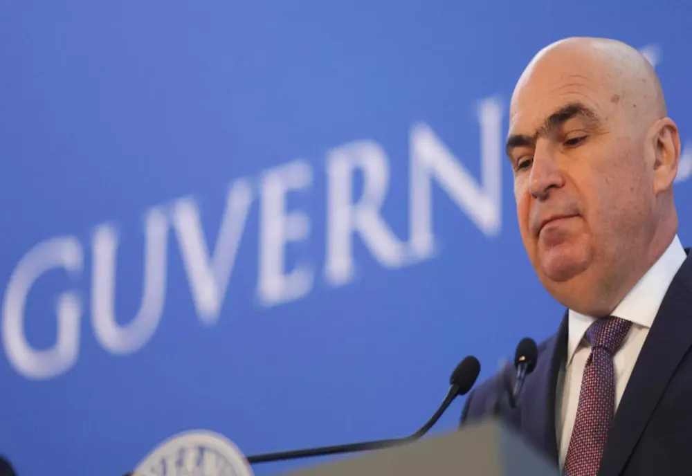 Scandal la Parlament! Bolojan, păzit de o armată de SPP-iști, a fugit de jurnaliști în huiduielile oamenilor. Refuză să răspundă la întrebările oamenilor