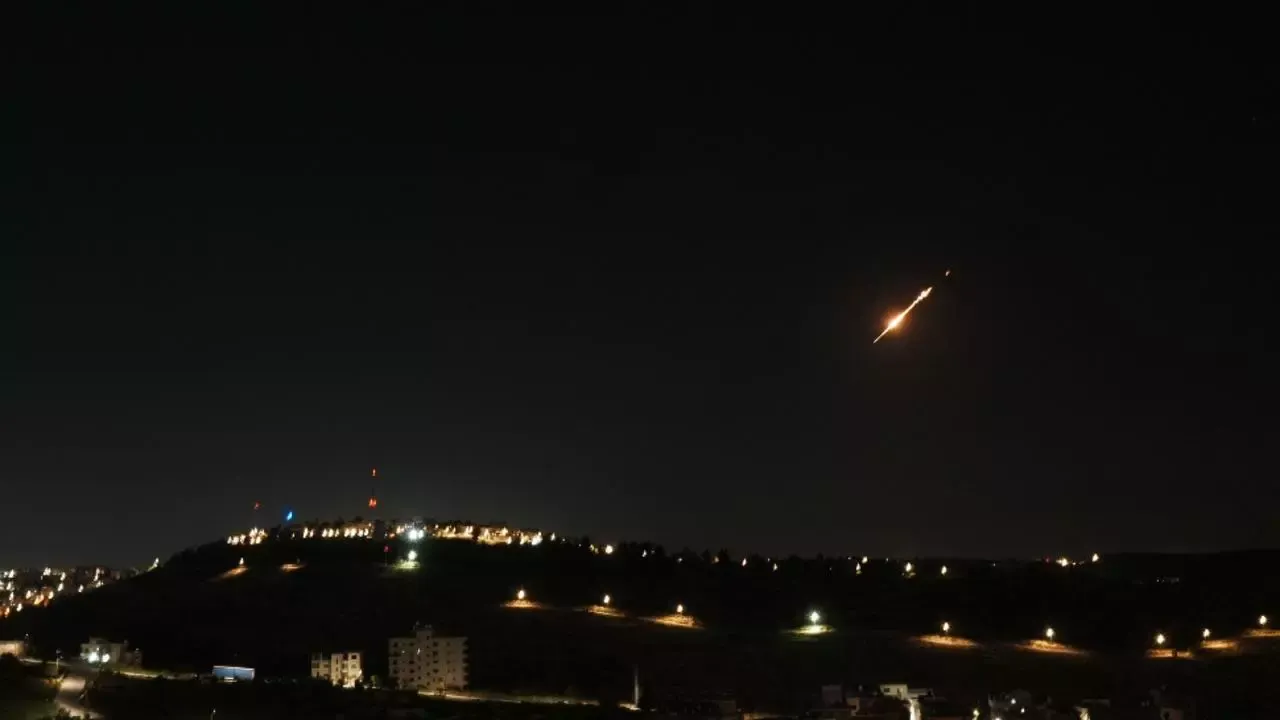 Israelul intensifică loviturile asupra Iranului și Libanului, Iranul arată „orașele de rachete”