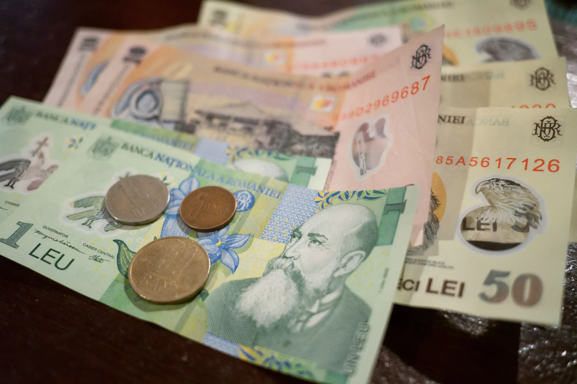 Bani tot mai puțini pentru români