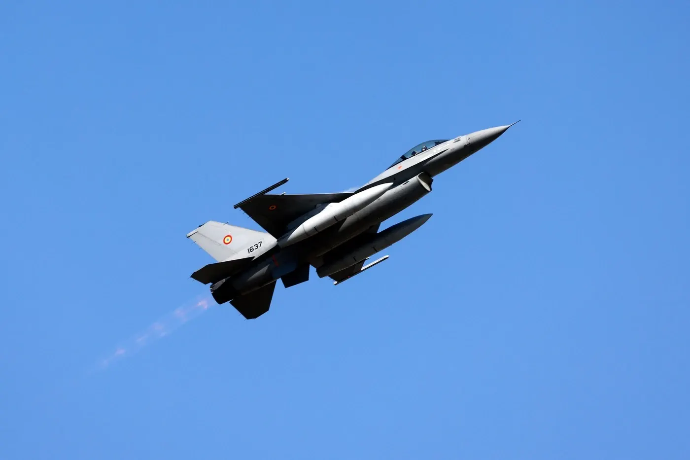 F16