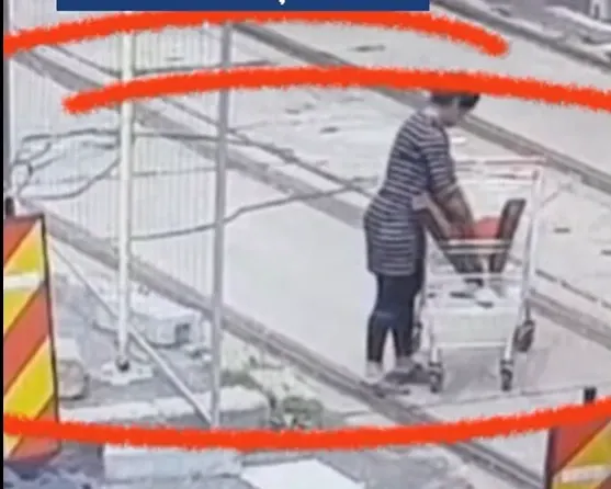 O femeie a încercat să plece cu șine de tramvai
