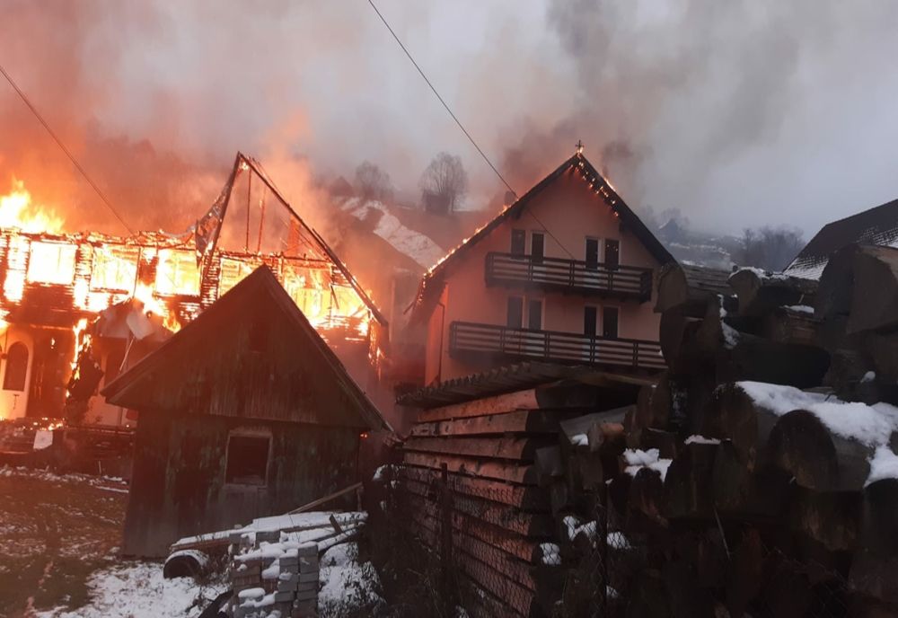 FOTO Incendiu de proporţii la o locuință din Moieciu